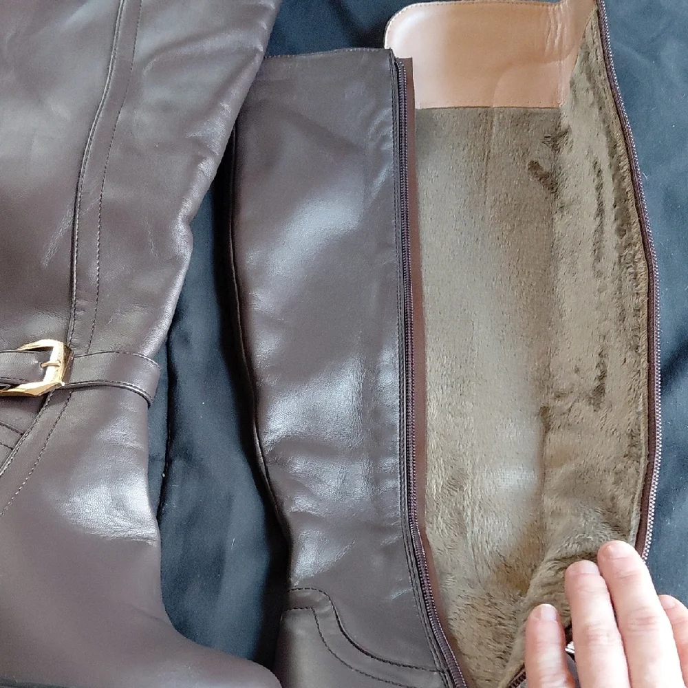 Elegant Brown Heeled Boots with Gold Accents - Picture 5 of 5